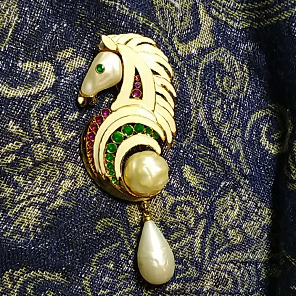 *Vintage Hattie Carnegie SeaHorse inspired Brooch*
